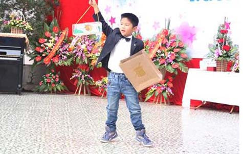 Màn ảo thuật đặc sắc của quán quân Ngôi Sao’s Got Talent 2013 - Vũ Đức Duy lớp 3A2