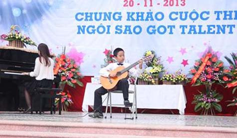 Tiết mục đàn guitar "Bụi phấn" của Đoàn Chí Dũng lớp 4A1 đạt giải khuyến khích