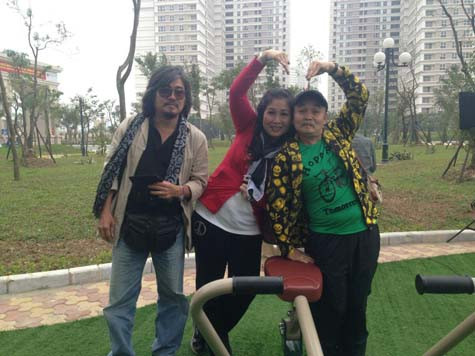 Là danh hài nổi tiếng nhận được nhiều sự mến của độc giả, ngày 19/11 vừa qua, những cảnh quay đầu tiên trong sản phẩm hài tết đặc biệt của nghệ sĩ Xuân Hinh đã được bấm máy.