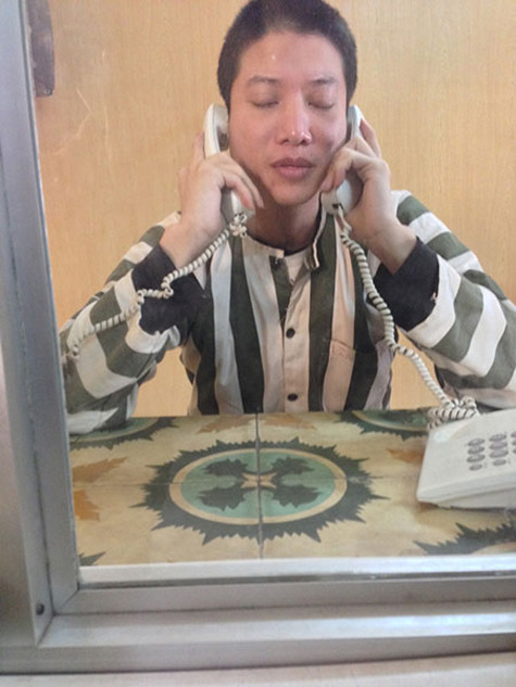 Mỗi lần gặp người thân là mỗi lần tử tù Chưởng đều nhắm mắt, nuốt những giọt nước mắt oan hận vào lòng, sợ làm bố mẹ buồn. Mỗi lần gặp người thân là mỗi lần tử tù Chưởng đều nhắm mắt, nuốt những giọt nước mắt oan hận vào lòng, sợ làm bố mẹ buồn.