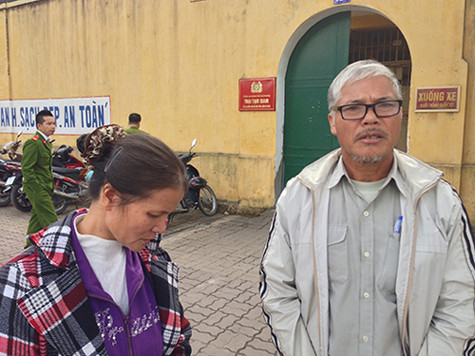 Cuộc hẹn bất thường khiến vợ chồng ông không khỏi lo lắng.