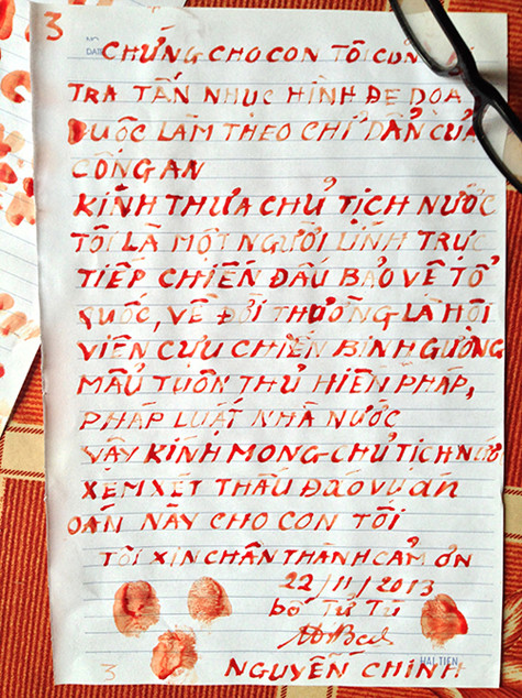 Huyết thư kêu oan được viết bằng máu tươi của cha tử tù Nguyễn Văn Chưởng./.