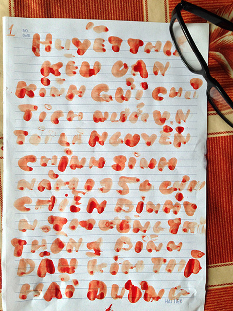 Huyết thư kêu oan được viết bằng máu của cha tử tù Nguyễn Văn Chưởng.