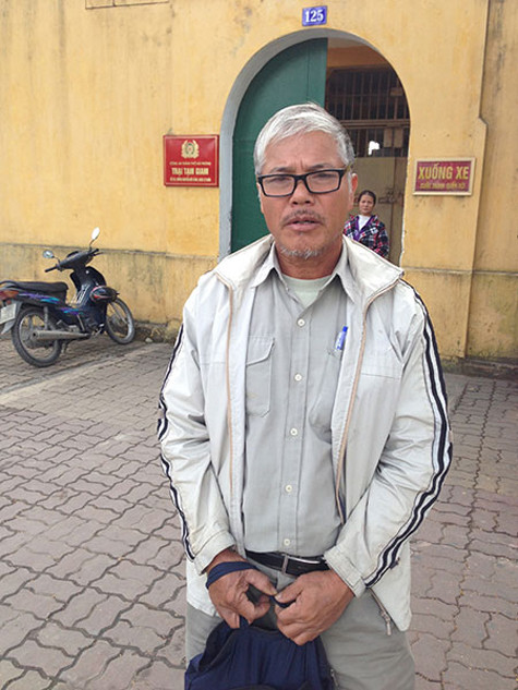 Mỗi lần xuống thăm con trong trại giam là mỗi lần ông Nguyễn Trường Chinh đau đớn. Biết con vô tội, nhưng ông chẳng biết phải làm thế nào. Mỗi lần xuống thăm con trong trại giam là mỗi lần ông Nguyễn Trường Chinh đau đớn. Biết con vô tội, nhưng ông chẳng biết phải làm thế nào.