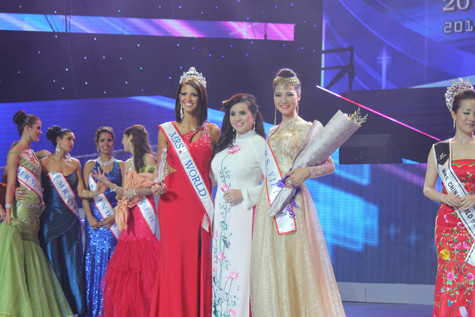 ... Với Hoa hậu Mrs World 2013 và quý bà Kim Hồng. ... Với Hoa hậu Mrs World 2013 và quý bà Kim Hồng.