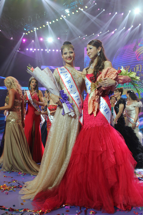 Trần Thị Quỳnh chụp cùng Á hậu Mrs World. Trần Thị Quỳnh chụp cùng Á hậu Mrs World.