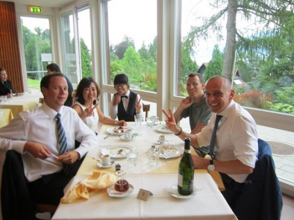 Đại diện Du học BB Cầu Xanh thăm trường và ăn cơm cùng sinh viên của công ty.