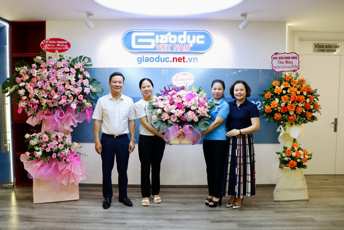 Đại diện Liên đoàn Lao động Quận Cầu Giấy (Hà Nội) đến thăm và chúc mừng Tạp chí. zalo (3).jpg