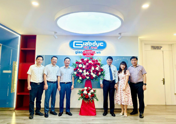 Đoàn cán bộ Bộ Giáo dục và Đào tạo đến thăm và gửi lãng hoa của Bộ trưởng Bộ Giáo dục và Đào tạo Nguyễn Kim Sơn chúc mừng Tạp chí nhân ngày Báo chí cách mạng Việt Nam 21/6. zalo.jpg