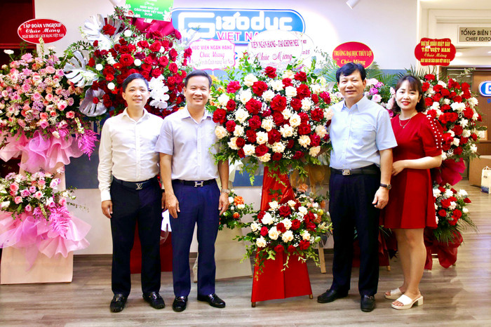 Lãnh đạo Viện Ngân hàng - Tài chính (Trường Đại học Kinh tế Quốc dân) đến thăm và chúc mừng Tạp chí. download (2).jpg