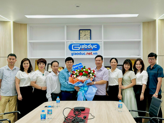 Lãnh đạo Phòng Giáo dục và Đào tạo Thị xã Phú Thọ (Tỉnh Phú Thọ) và đông đảo giáo viên công tác tại địa phương đã đến thăm và chúc mừng cán bộ, biên tập viên, phóng viên tại Tòa soạn. 3135080ddfe6f7bf5c8d644dcd25a37f.jpg