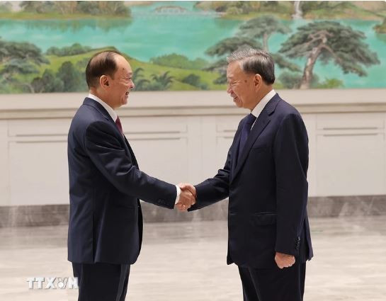 Tổng Bí thư, Chủ tịch nước Tô Lâm hội kiến Bí thư Tỉnh ủy Quảng Đông Hoàng Khôn Minh. (Ảnh: Trí Dũng/TTXVN) Tong Bi thu To Lam.JPG