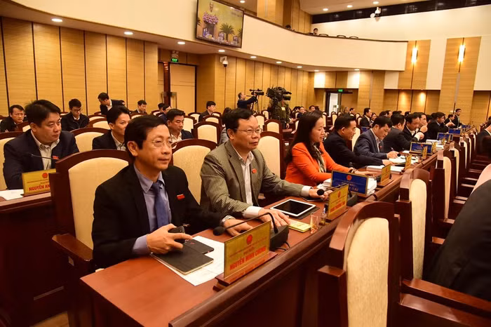 Đại biểu Hội đồng Nhân dân biểu quyết thông qua Nghị quyết. Ảnh: Hà Nội Mới