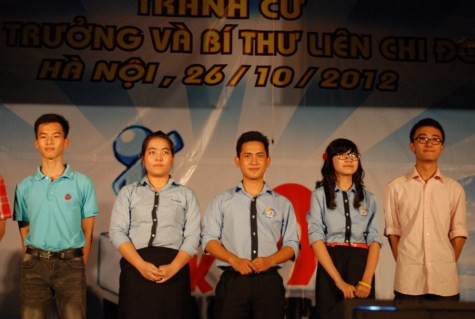 Các ứng viên hồi hộp chờ đợi kết quả. Các ứng viên hồi hộp chờ đợi kết quả.