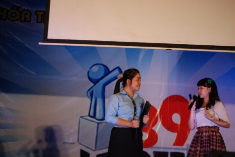 Vũ Phụng Nghi thuyết trình về thần tượng Hillary Clinton bằng một vở kịch. Vũ Phụng Nghi thuyết trình về thần tượng Hillary Clinton bằng một vở kịch.