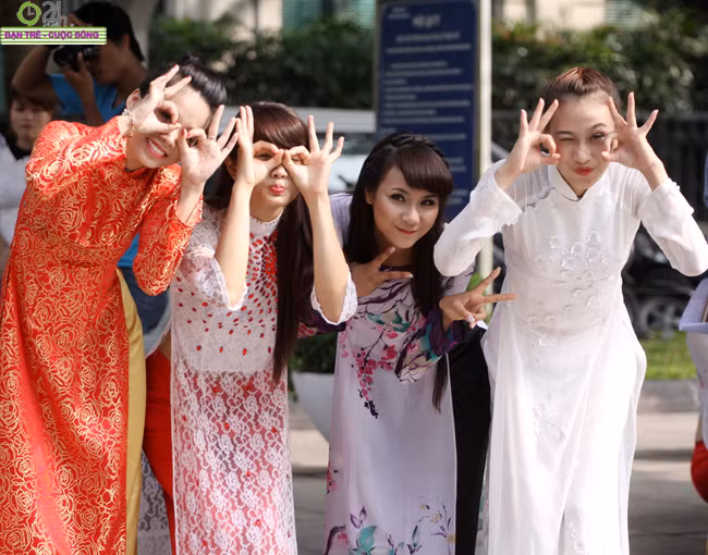 >>Những nữ sinh diện áo dài đẹp hơn vẻ xuân thì của Mai Phương Thúy (P25) >>Midu đẹp tinh khôi giữa phố Sài Gòn >>Nữ sinh HV Báo chí và Tuyên truyền khoe nét thanh tân, quyến rũ