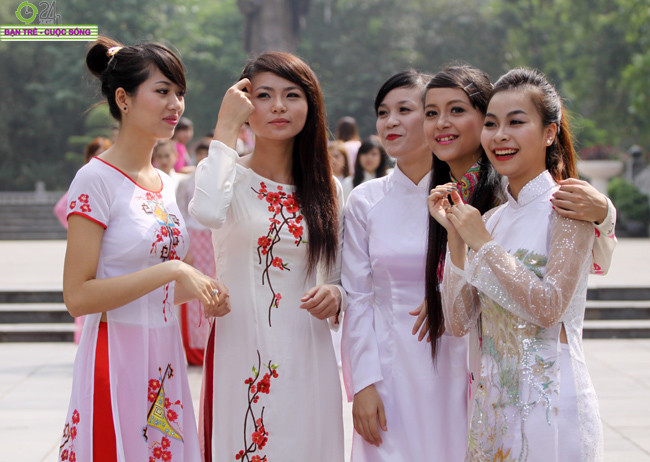 >>Những nữ sinh diện áo dài đẹp hơn vẻ xuân thì của Mai Phương Thúy (P25) >>Midu đẹp tinh khôi giữa phố Sài Gòn >>Nữ sinh HV Báo chí và Tuyên truyền khoe nét thanh tân, quyến rũ >>Những nữ sinh diện áo dài đẹp hơn vẻ xuân thì của Mai Phương Thúy (P25) >>Midu đẹp tinh khôi giữa phố Sài Gòn >>Nữ sinh HV Báo chí và Tuyên truyền khoe nét thanh tân, quyến rũ
