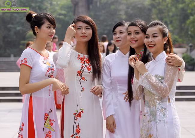 >>Những nữ sinh diện áo dài đẹp hơn vẻ xuân thì của Mai Phương Thúy (P25) >>Midu đẹp tinh khôi giữa phố Sài Gòn >>Nữ sinh HV Báo chí và Tuyên truyền khoe nét thanh tân, quyến rũ