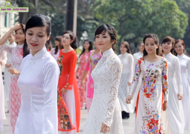 >>Những nữ sinh diện áo dài đẹp hơn vẻ xuân thì của Mai Phương Thúy (P25) >>Midu đẹp tinh khôi giữa phố Sài Gòn >>Nữ sinh HV Báo chí và Tuyên truyền khoe nét thanh tân, quyến rũ