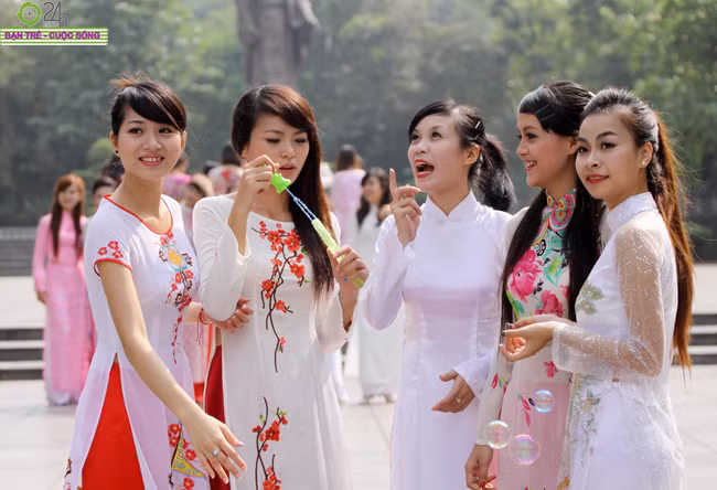 >>Những nữ sinh diện áo dài đẹp hơn vẻ xuân thì của Mai Phương Thúy (P25) >>Midu đẹp tinh khôi giữa phố Sài Gòn >>Nữ sinh HV Báo chí và Tuyên truyền khoe nét thanh tân, quyến rũ