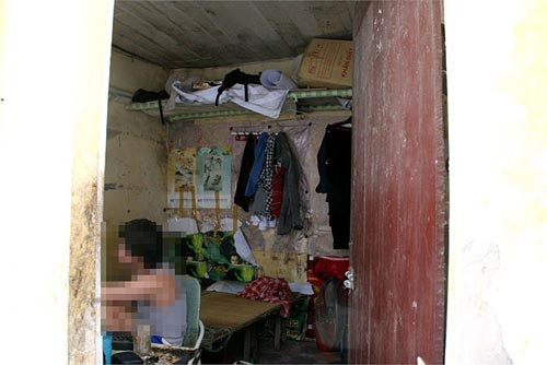 Gian nhà chật chội khiến các khu trọ cũng trở nên nhếch nhách hơn. Sinh viên trọ đa số là các sinh viên nam ĐH Thủy lợi, ĐH Công đoàn, ĐH Khoa học Tự nhiên... >>Phát hoảng: Vợ Mai An Tiêm dùng nhan sắc bẫy cá về thịt >>Truyện "Cây tre trăm đốt": Con gái Phú ông "mua chồng" ngoài chợ >>Những nữ sinh diện áo dài đẹp hơn vẻ xuân thì của Mai Phương Thúy (P25) Gian nhà chật chội khiến các khu trọ cũng trở nên nhếch nhách hơn. Sinh viên trọ đa số là các sinh viên nam ĐH Thủy lợi, ĐH Công đoàn, ĐH Khoa học Tự nhiên... >>Phát hoảng: Vợ Mai An Tiêm dùng nhan sắc bẫy cá về thịt >>Truyện "Cây tre trăm đốt": Con gái Phú ông "mua chồng" ngoài chợ >>Những nữ sinh diện áo dài đẹp hơn vẻ xuân thì của Mai Phương Thúy (P25)