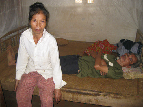 Tám năm nay, cậu học trò 17 tuổi trở thành trụ cột gia đình, nuôi bố bị tâm thần, mẹ bị bệnh khớp. Tám năm nay, cậu học trò 17 tuổi trở thành trụ cột gia đình, nuôi bố bị tâm thần, mẹ bị bệnh khớp.