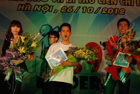 Chức danh Bí thư liên chi Đoàn cũng được trao cho ứng cử viên Trần Vương Cường (ở giữa) Chức danh Bí thư liên chi Đoàn cũng được trao cho ứng cử viên Trần Vương Cường (ở giữa)