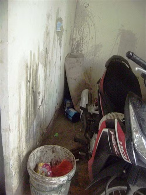 Xô đựng rác bốc mùi, tường ố bẩn... nhưng lại là nơi sinh viên để xe và giặt quần áo. >>Phát hoảng: Vợ Mai An Tiêm dùng nhan sắc bẫy cá về thịt >>Truyện "Cây tre trăm đốt": Con gái Phú ông "mua chồng" ngoài chợ >>Những nữ sinh diện áo dài đẹp hơn vẻ xuân thì của Mai Phương Thúy (P25)