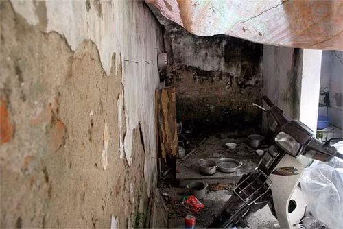 Từng mảng tường bong tróc ở khu vực giặt rửa của sinh viên. >>Phát hoảng: Vợ Mai An Tiêm dùng nhan sắc bẫy cá về thịt >>Truyện "Cây tre trăm đốt": Con gái Phú ông "mua chồng" ngoài chợ >>Những nữ sinh diện áo dài đẹp hơn vẻ xuân thì của Mai Phương Thúy (P25)