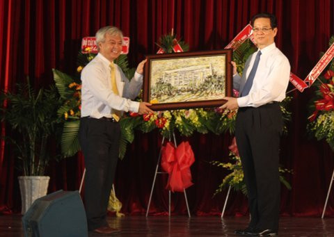 Thủ tướng Nguyễn Tấn Dũng tại lễ khai giảng năm học mới của ĐH Quốc gia TP.HCM Thủ tướng Nguyễn Tấn Dũng tại lễ khai giảng năm học mới của ĐH Quốc gia TP.HCM