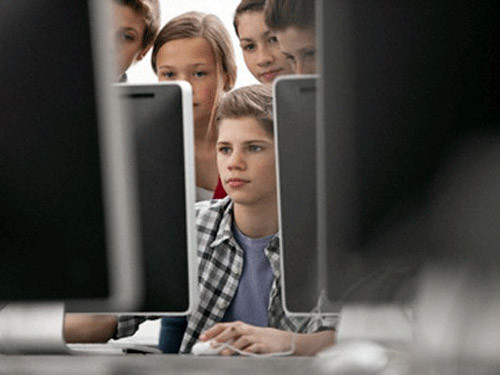 Trẻ em rất dễ tiếp xúc với phim khiêu dâm trên internet. Trẻ em rất dễ tiếp xúc với phim khiêu dâm trên internet.