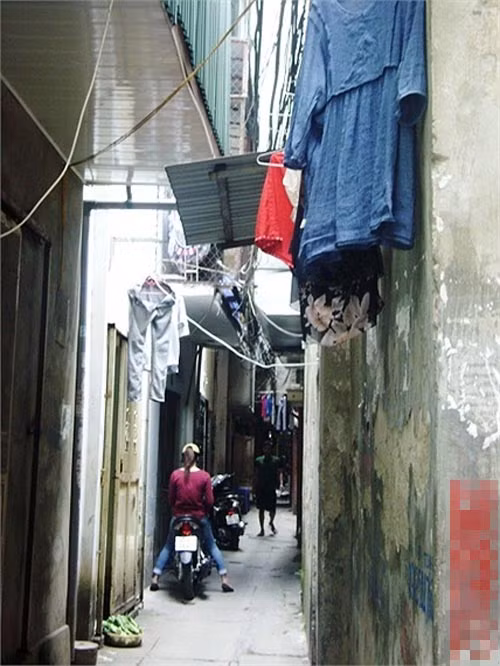 Áo phơi ngổn ngang ngay giữa đường. >>Phát hoảng: Vợ Mai An Tiêm dùng nhan sắc bẫy cá về thịt >>Truyện "Cây tre trăm đốt": Con gái Phú ông "mua chồng" ngoài chợ >>Những nữ sinh diện áo dài đẹp hơn vẻ xuân thì của Mai Phương Thúy (P25)