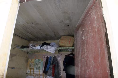 Phòng trọ này hễ cứ mưa là dột,nước lênh láng khắp nhà. >>Phát hoảng: Vợ Mai An Tiêm dùng nhan sắc bẫy cá về thịt >>Truyện "Cây tre trăm đốt": Con gái Phú ông "mua chồng" ngoài chợ >>Những nữ sinh diện áo dài đẹp hơn vẻ xuân thì của Mai Phương Thúy (P25)