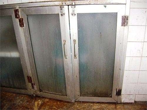 Sàn nhà và tủ bếp cũng không được lau chùi sạch sẽ. >>Phát hoảng: Vợ Mai An Tiêm dùng nhan sắc bẫy cá về thịt >>Truyện "Cây tre trăm đốt": Con gái Phú ông "mua chồng" ngoài chợ >>Những nữ sinh diện áo dài đẹp hơn vẻ xuân thì của Mai Phương Thúy (P25) Sàn nhà và tủ bếp cũng không được lau chùi sạch sẽ. >>Phát hoảng: Vợ Mai An Tiêm dùng nhan sắc bẫy cá về thịt >>Truyện "Cây tre trăm đốt": Con gái Phú ông "mua chồng" ngoài chợ >>Những nữ sinh diện áo dài đẹp hơn vẻ xuân thì của Mai Phương Thúy (P25)