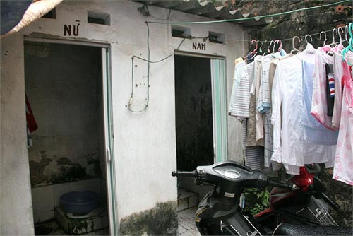 Nhà vệ sinh tuy chia hai bên nam, nữ nhưng một bên cửa đã hỏng. >>Phát hoảng: Vợ Mai An Tiêm dùng nhan sắc bẫy cá về thịt >>Truyện "Cây tre trăm đốt": Con gái Phú ông "mua chồng" ngoài chợ >>Những nữ sinh diện áo dài đẹp hơn vẻ xuân thì của Mai Phương Thúy (P25) Nhà vệ sinh tuy chia hai bên nam, nữ nhưng một bên cửa đã hỏng. >>Phát hoảng: Vợ Mai An Tiêm dùng nhan sắc bẫy cá về thịt >>Truyện "Cây tre trăm đốt": Con gái Phú ông "mua chồng" ngoài chợ >>Những nữ sinh diện áo dài đẹp hơn vẻ xuân thì của Mai Phương Thúy (P25)
