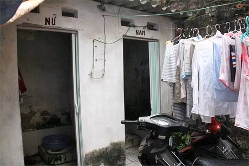 Nhà vệ sinh tuy chia hai bên nam, nữ nhưng một bên cửa đã hỏng. >>Phát hoảng: Vợ Mai An Tiêm dùng nhan sắc bẫy cá về thịt >>Truyện "Cây tre trăm đốt": Con gái Phú ông "mua chồng" ngoài chợ >>Những nữ sinh diện áo dài đẹp hơn vẻ xuân thì của Mai Phương Thúy (P25)