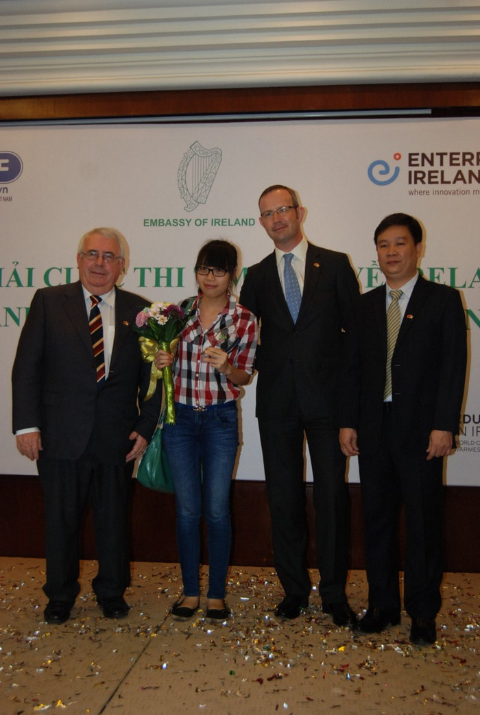 Đại diện Ban tổ chức cuộc thi chụp hình kỷ niệm với thí sinh đoạt giải nhất Nguyễn Phương Lam.