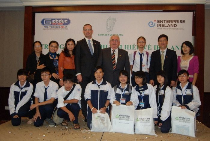 Đại diện ban tổ chức cuộc thi chụp hình kỷ niệm với HS các trường THPT.