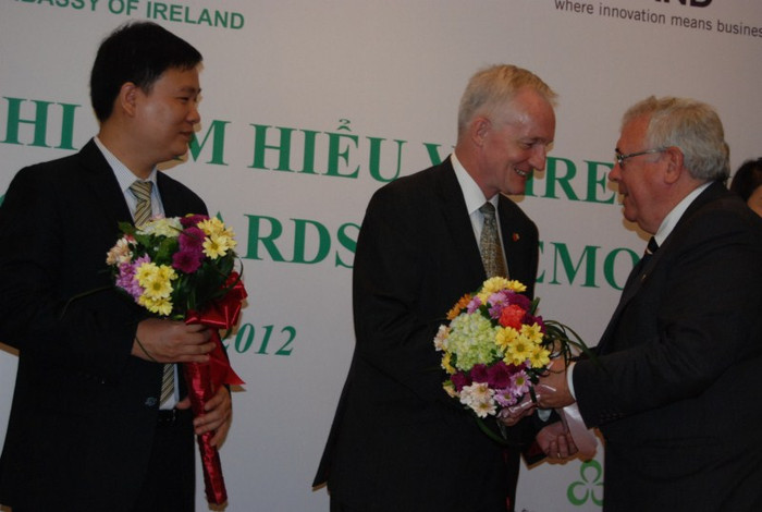 Đại diện Ban giám khảo lên nhận hoa kỷ niệm của cuộc thi.