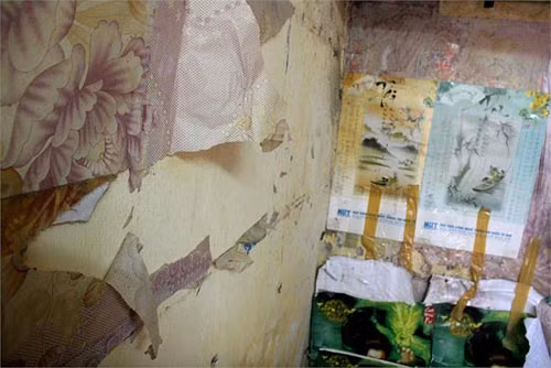 Tường phòng trọ được dán bằng giấy tạm bợ nên rất nhanh bong tróc. >>Phát hoảng: Vợ Mai An Tiêm dùng nhan sắc bẫy cá về thịt >>Truyện "Cây tre trăm đốt": Con gái Phú ông "mua chồng" ngoài chợ >>Những nữ sinh diện áo dài đẹp hơn vẻ xuân thì của Mai Phương Thúy (P25)