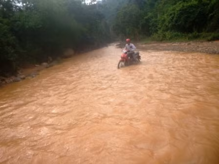 Mùa mưa, gần như bà con nơi đây bị cô lập hoàn toàn.