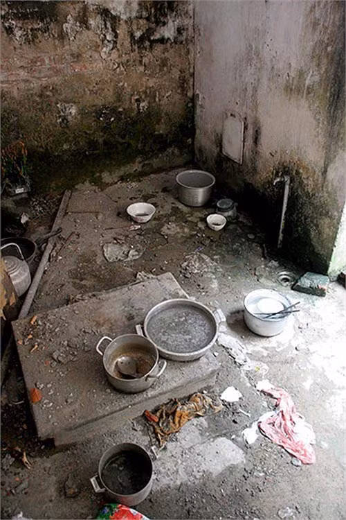 Nồi niêu xoong, chảo... được để qua cả tháng trời hoen ố. >>Phát hoảng: Vợ Mai An Tiêm dùng nhan sắc bẫy cá về thịt >>Truyện "Cây tre trăm đốt": Con gái Phú ông "mua chồng" ngoài chợ >>Những nữ sinh diện áo dài đẹp hơn vẻ xuân thì của Mai Phương Thúy (P25)