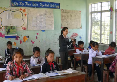 Cô và trò Trường Tiểu học Măng Bút.