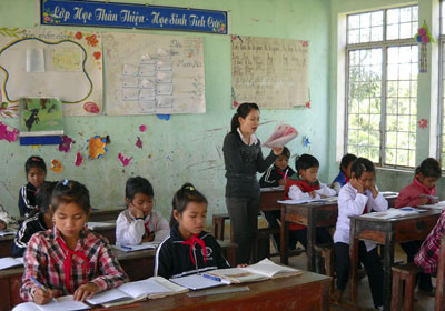 Cô và trò Trường Tiểu học Măng Bút. Cô và trò Trường Tiểu học Măng Bút.