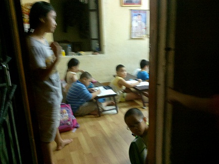 Một lớp học thêm mở tại nhà giáo viên với kiểu ngồi học "độc nhất vô nhị".