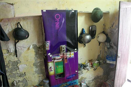 Trong căn phòng trọ rộng chừng 8m2, từng mảng tường bong tróc khắp nơi. >>Phát hoảng: Vợ Mai An Tiêm dùng nhan sắc bẫy cá về thịt >>Truyện "Cây tre trăm đốt": Con gái Phú ông "mua chồng" ngoài chợ >>Những nữ sinh diện áo dài đẹp hơn vẻ xuân thì của Mai Phương Thúy (P25) Trong căn phòng trọ rộng chừng 8m2, từng mảng tường bong tróc khắp nơi. >>Phát hoảng: Vợ Mai An Tiêm dùng nhan sắc bẫy cá về thịt >>Truyện "Cây tre trăm đốt": Con gái Phú ông "mua chồng" ngoài chợ >>Những nữ sinh diện áo dài đẹp hơn vẻ xuân thì của Mai Phương Thúy (P25)