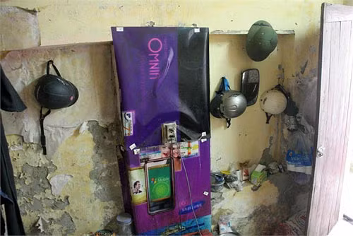 Trong căn phòng trọ rộng chừng 8m2, từng mảng tường bong tróc khắp nơi. >>Phát hoảng: Vợ Mai An Tiêm dùng nhan sắc bẫy cá về thịt >>Truyện "Cây tre trăm đốt": Con gái Phú ông "mua chồng" ngoài chợ >>Những nữ sinh diện áo dài đẹp hơn vẻ xuân thì của Mai Phương Thúy (P25)