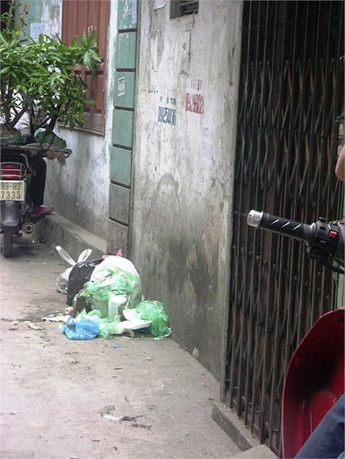 Tại khu trọ ở đường Tôn Thất Tùng, rác để ngay trên lối đi. >>Phát hoảng: Vợ Mai An Tiêm dùng nhan sắc bẫy cá về thịt >>Truyện "Cây tre trăm đốt": Con gái Phú ông "mua chồng" ngoài chợ >>Những nữ sinh diện áo dài đẹp hơn vẻ xuân thì của Mai Phương Thúy (P25) Tại khu trọ ở đường Tôn Thất Tùng, rác để ngay trên lối đi. >>Phát hoảng: Vợ Mai An Tiêm dùng nhan sắc bẫy cá về thịt >>Truyện "Cây tre trăm đốt": Con gái Phú ông "mua chồng" ngoài chợ >>Những nữ sinh diện áo dài đẹp hơn vẻ xuân thì của Mai Phương Thúy (P25)