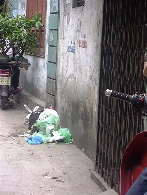 Tại khu trọ ở đường Tôn Thất Tùng, rác để ngay trên lối đi. >>Phát hoảng: Vợ Mai An Tiêm dùng nhan sắc bẫy cá về thịt >>Truyện "Cây tre trăm đốt": Con gái Phú ông "mua chồng" ngoài chợ >>Những nữ sinh diện áo dài đẹp hơn vẻ xuân thì của Mai Phương Thúy (P25)