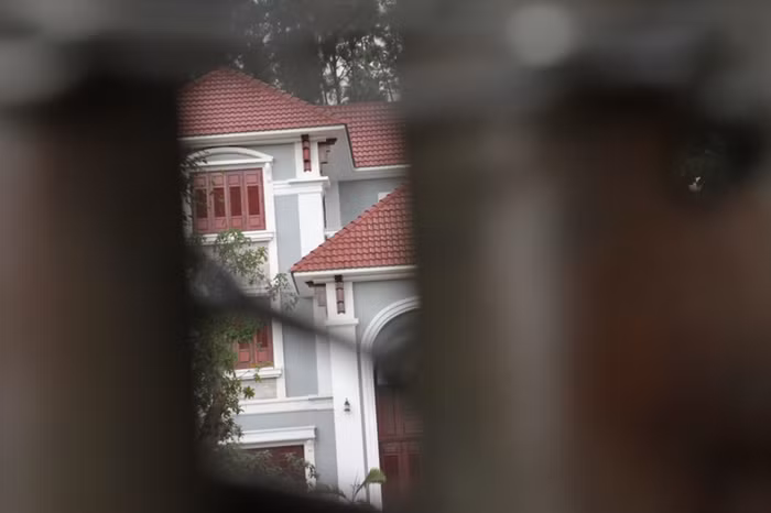 Người dân sống xung quanh ngôi biệt thự của Tướng Thạch cho biết, vùng đất này chưa có sổ đỏ. Nhiều người dân xây dựng nhà cửa, lều quán...thì bị đình chỉ, dẹp. Nhưng không hiểu vì sao biệt thự của Tướng Thạch lại sừng sững "mọc" lên hoành tráng như vậy!.